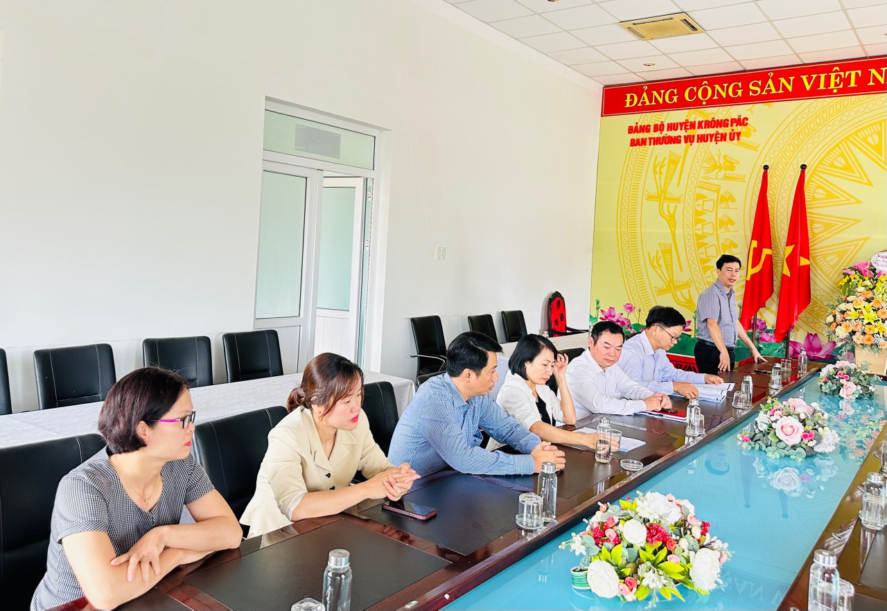 Đồng chí Trần Hồng Tiến, Tỉnh ủy viên, Bí thư Huyện ủy, Chủ tịch HĐND huyện Krông Pắc tặng hoa chúc mừng Ban Tuyên giáo Huyện ủy
