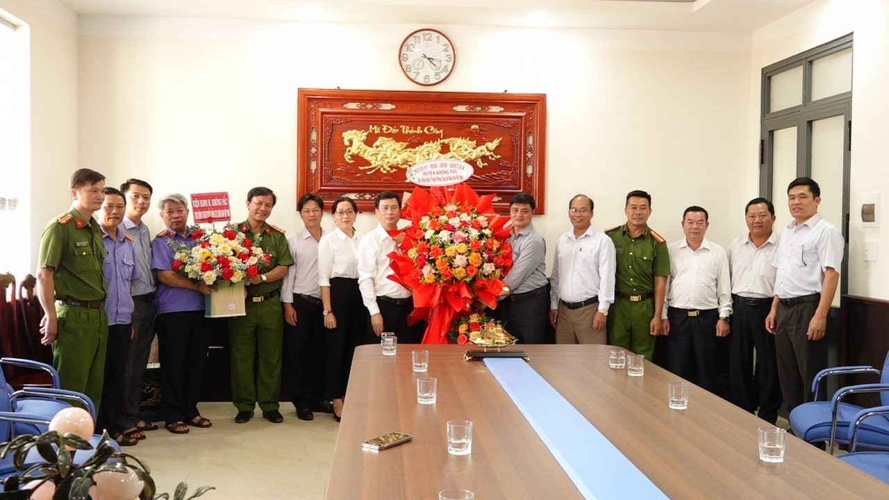 Đồng chí Trần Hồng Tiến, Bí thư Huyện ủy, Chủ tịch HĐND huyện tặng hoa chúc mừng 78 năm ngày truyền thống lực lượng Công an Nhân dân