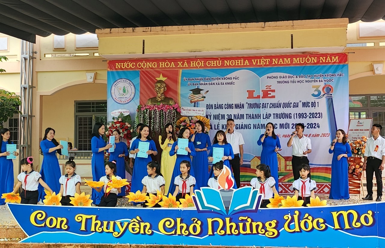 Lễ đón Bằng công nhận trường đạt chuẩn Quốc gia mức độ I và kỷ niệm 30 năm ngày thành lập Trường Tiểu học Nguyễn Bá Ngọc, xã Ea Knuếc.