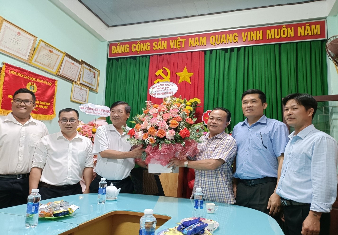Đồng chí Trần Quốc Vĩnh, Phó Bí thư thường trực Huyện ủy Krông Pắc tặng hoa chúc mừng Tòa án nhân dân huyện.