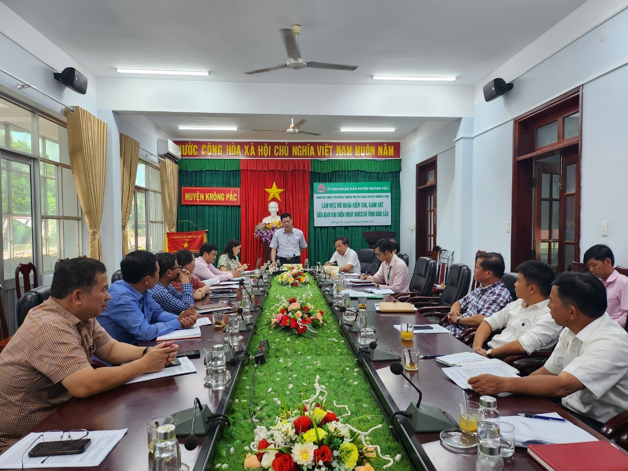 Đoàn kiểm tra của Ban đại diện Hội đồng quản trị Ngân hàng Chính sách xã hội tỉnh Đắk Lắk làm việc tại huyện Krông Pắc.