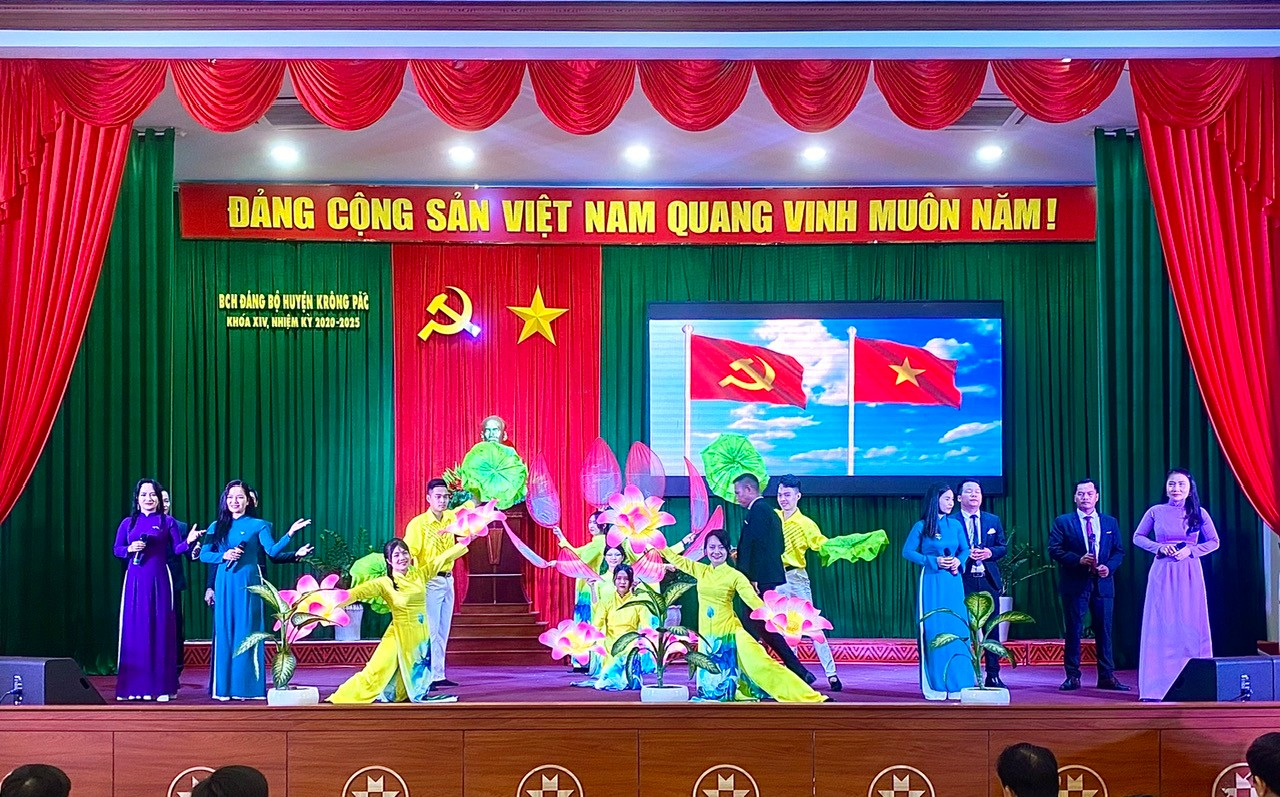 Huyện ủy Krông Pắc tổ chức Sinh hoạt chính trị và trao tặng Huy hiệu Đảng dịp kỷ niệm 78 năm ngày Cách mạng tháng 8 thành công và Quốc khánh 2-9.