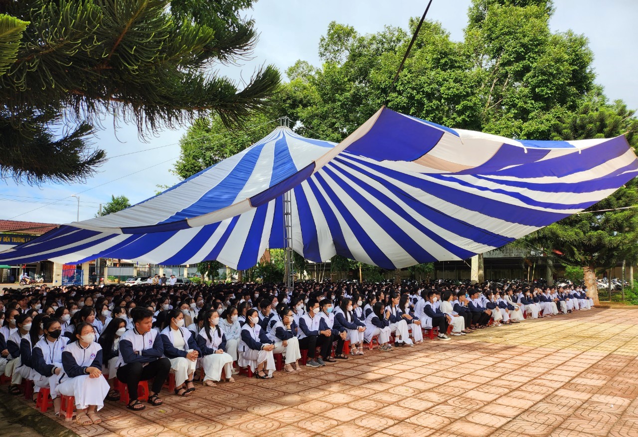 Đồng chí  Đinh Xuân Diệu, Phó bí thư Huyện ủy, Chủ tịch UBND huyện dự  Lễ khai giảng năm học mới tại Trường THPT Nguyễn Bỉnh Khiêm.