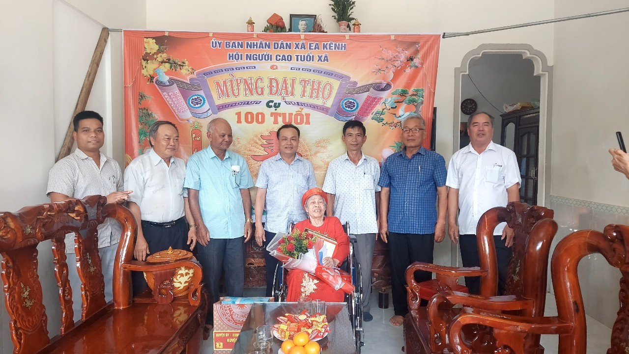 Đồng chí Trần Quốc Vĩnh, Phó Bí thư thường trực Huyện ủy Krông Pắc thăm và tặng quà cho người cao tuổi tại xã Ea Kênh