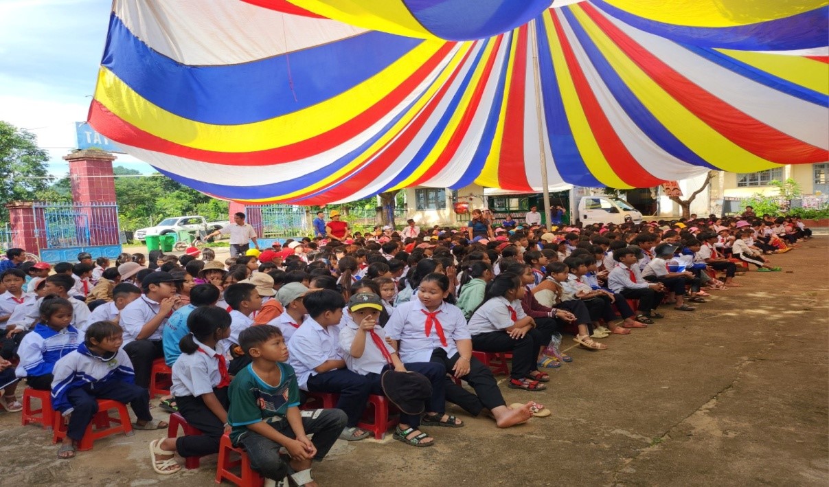 Trên  2.500 đầu sách phục vụ học sinh tại thư viện lưu động  “ Ánh sáng tri thức” tại xã Ea Yiêng.