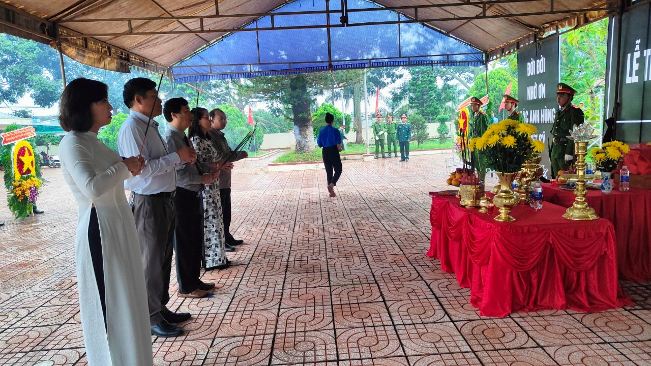 Lễ truy điệu và an táng hài cốt liệt sĩ tại Nghĩa trang liệt sỹ huyện