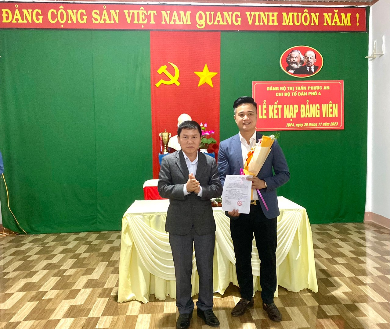 Đảng bộ thị trấn Phước An Kết nạp 1 đảng viên mới là chủ doanh nghiệp