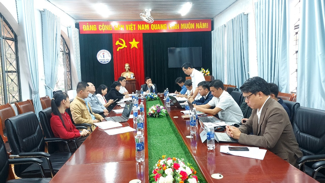 Đồng chí Bí thư Huyện ủy Trần Hồng Tiến làm việc với Chi bộ Phòng GD&ĐT