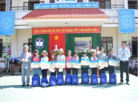 Viettel Đắk Lắk trao học bổng “Vì em hiếu học” tại xã Ea Uy và xã Ea yiêng