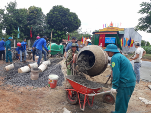 Huyện đoàn Krông Pắc và Đoàn xã Ea Kuăng khởi công xây dựng sân bóng chuyền