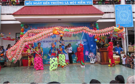 Chương trình Vui hội Trăng rằm cho các em thiếu nhi nghèo xã Ea Yiêng