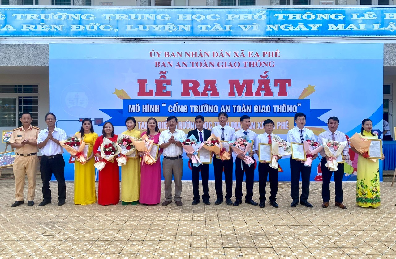 UBND xã Ea Phê triển khai xây dựng và ra mắt Mô hình “Cổng trường an toàn giao thông”