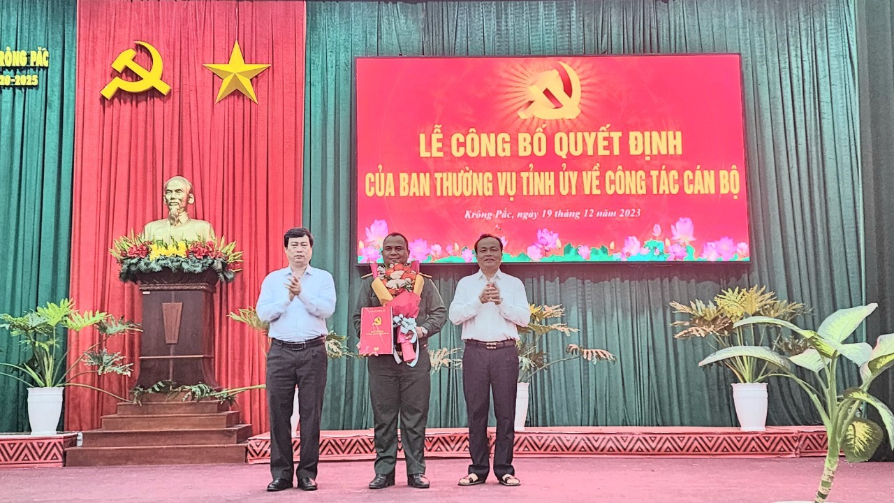 Ban Thường vụ Huyện ủy Krông Pắc tổ chức hội nghị công bố và trao Quyết định của Ban Thường vụ Tỉnh ủy Đắk Lắk về công tác cán bộ