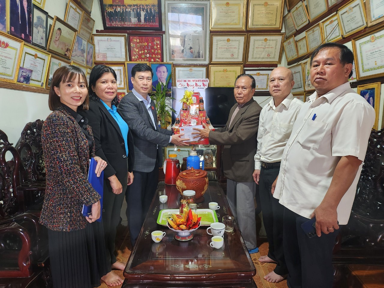 Lãnh đạo huyện chúc tết nguyên lãnh đạo huyện qua các thời kỳ.