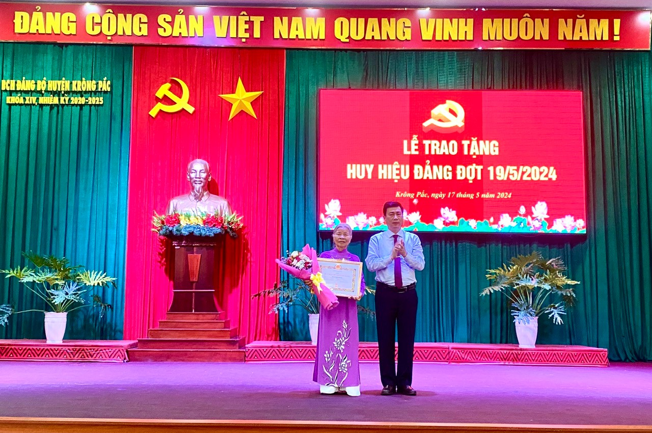 Sinh hoạt chính trị kỷ niệm 134 năm ngày sinh Chủ tịch Hồ Chí Minh