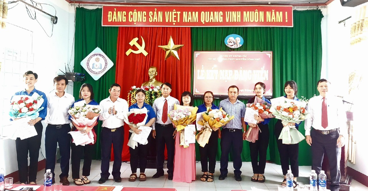 Chi bộ trường THPT Nguyễn Công Trứ kết nạp 7 đảng viên mới