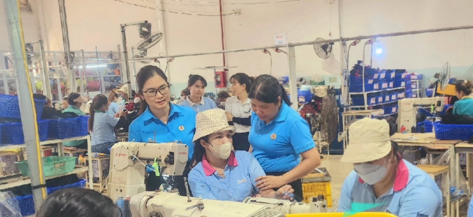 Tặng 25 suất quà cho công nhân có hoàn cảnh khó khăn nhân tháng công nhân năm 2024