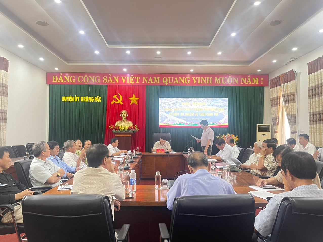 Thông tin tình hình, kết quả thực hiện nhiệm vụ 6 tháng đầu năm 2024 đến nguyên lãnh đạo tỉnh, huyện