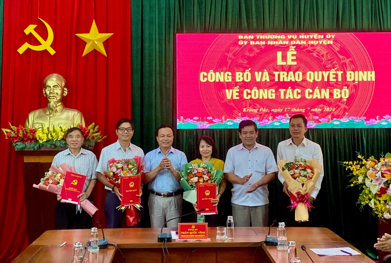 Ban thường vụ Huyện ủy công bố quyết định về công tác cán bộ