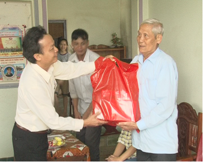 Lãnh đạo huyện Krông Pắc thăm, tặng quà các gia đình chính sách