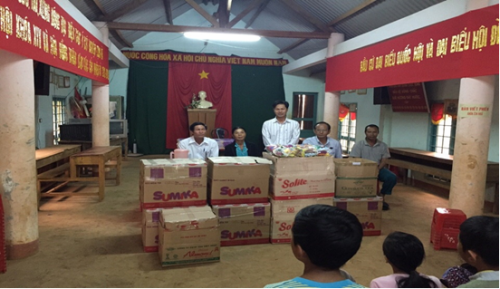 Thăm và tặng quà cho thiếu nhi buôn Cư Tara, xã Hòa Đông, huyện Krông Pắc