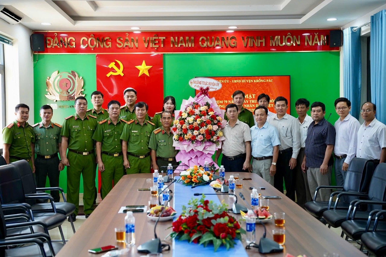 Đồng chí Bí thư huyện ủy chúc mừng ngày truyền thống lực lượng Công an nhân dân