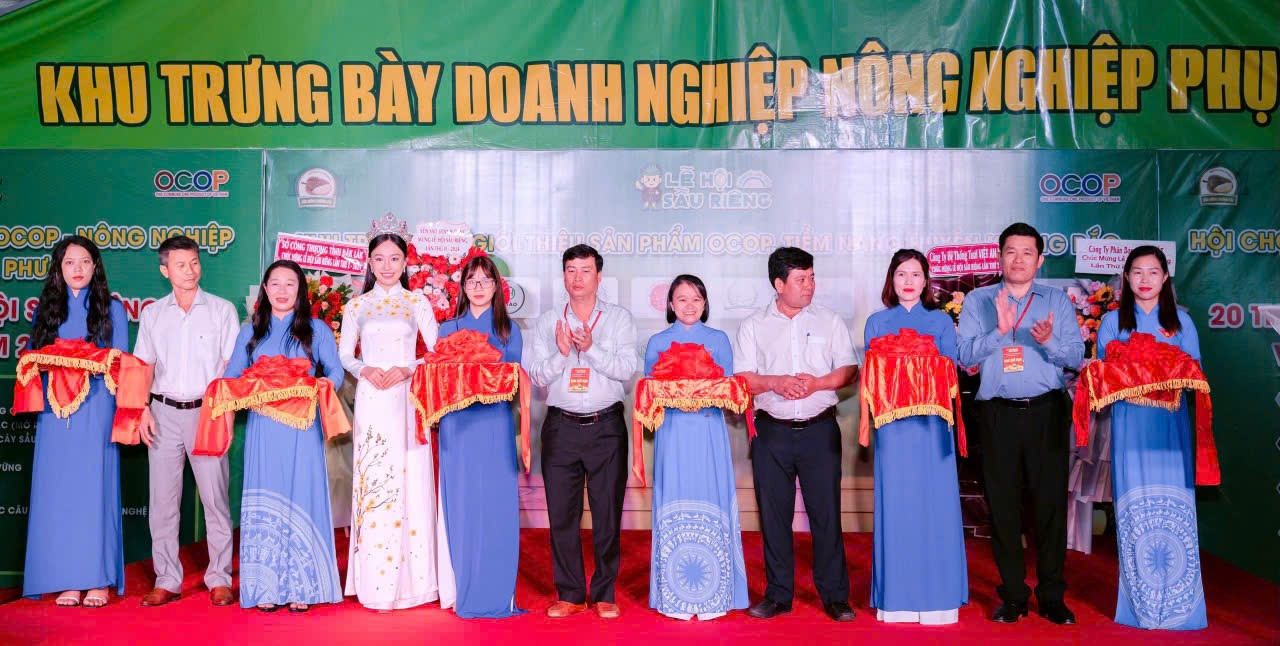 Khai mạc Hội chợ giới thiệu sản phẩm OCOP và nông nghiệp tiềm năng của địa phương