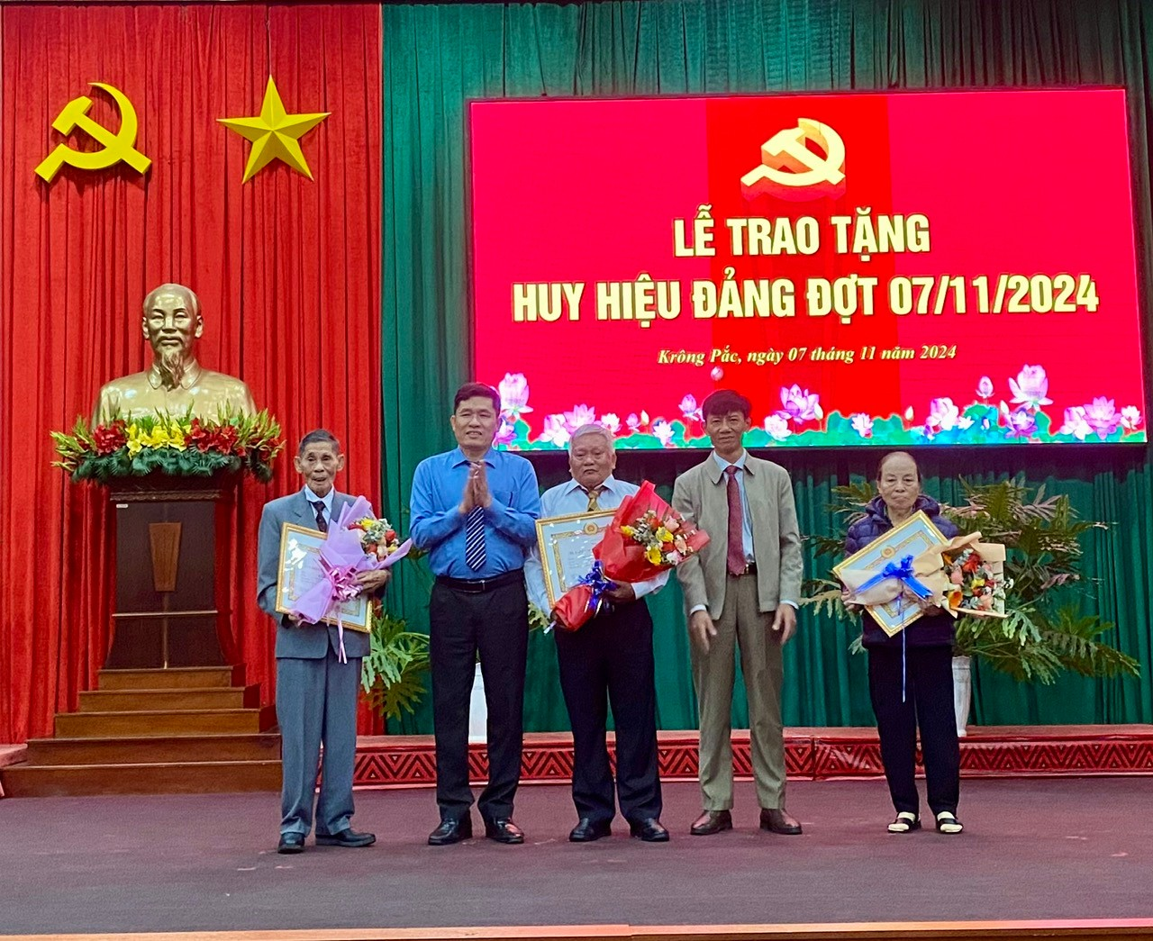Trao Huy hiệu Đảng cho 10 đảng viên dịp Cách mạng tháng 10 Nga