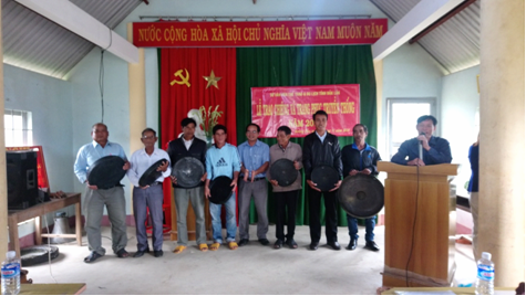 Trao tặng Chiêng và Trang phục truyền thống cho Buôn Êa Đrai A, xã Tân Tiến