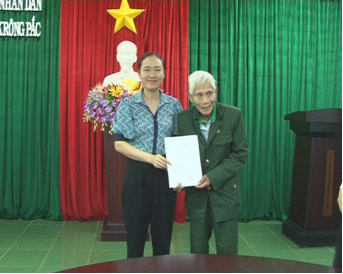 Uỷ ban nhân dân huyện Krông Pắc trao Quyết định hỗ trợ kinh phí sửa chữa nhà, xây dựng nhà và hỗ trợ bò giống cho các đối tượng chính sách