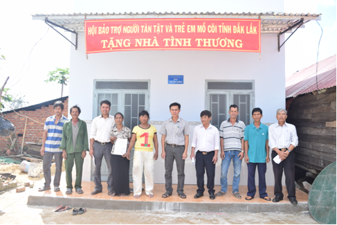 Hội Bảo trợ người tàn tật và trẻ mồ côi tỉnh Đắk Lắk trao tặng nhà tình thương tại xã Ea Uy