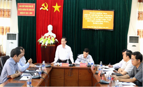 Ông Điểu K’ré - Ủy viên Trung ương Đảng, Phó trưởng Ban thường trực Ban Dân vận trung ương thăm và làm việc tại huyện Krông Pắc