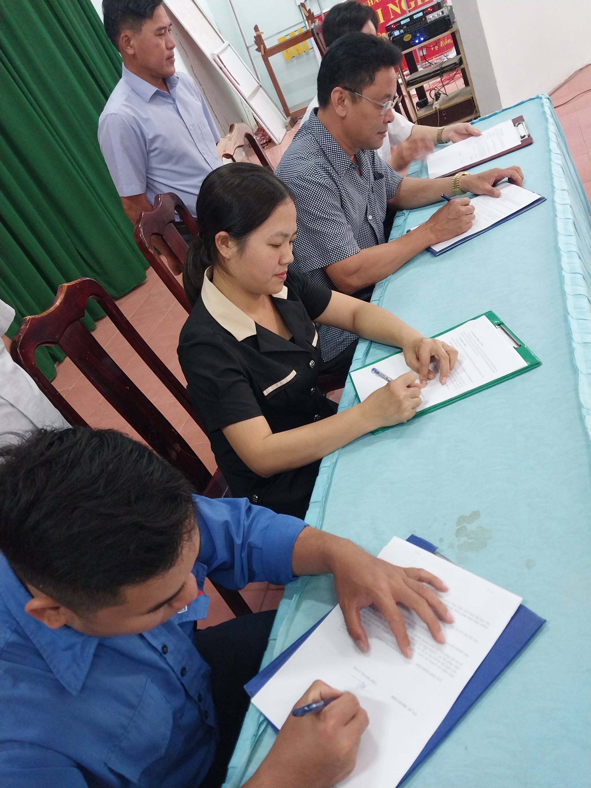 UBND xã tổ chức Lễ ký kết và ra mắt tổ công tác lưu động hướng dẫn đăng ký và sử dụng ứng dụng VNeID và Nộp hồ sơ trực tuyến