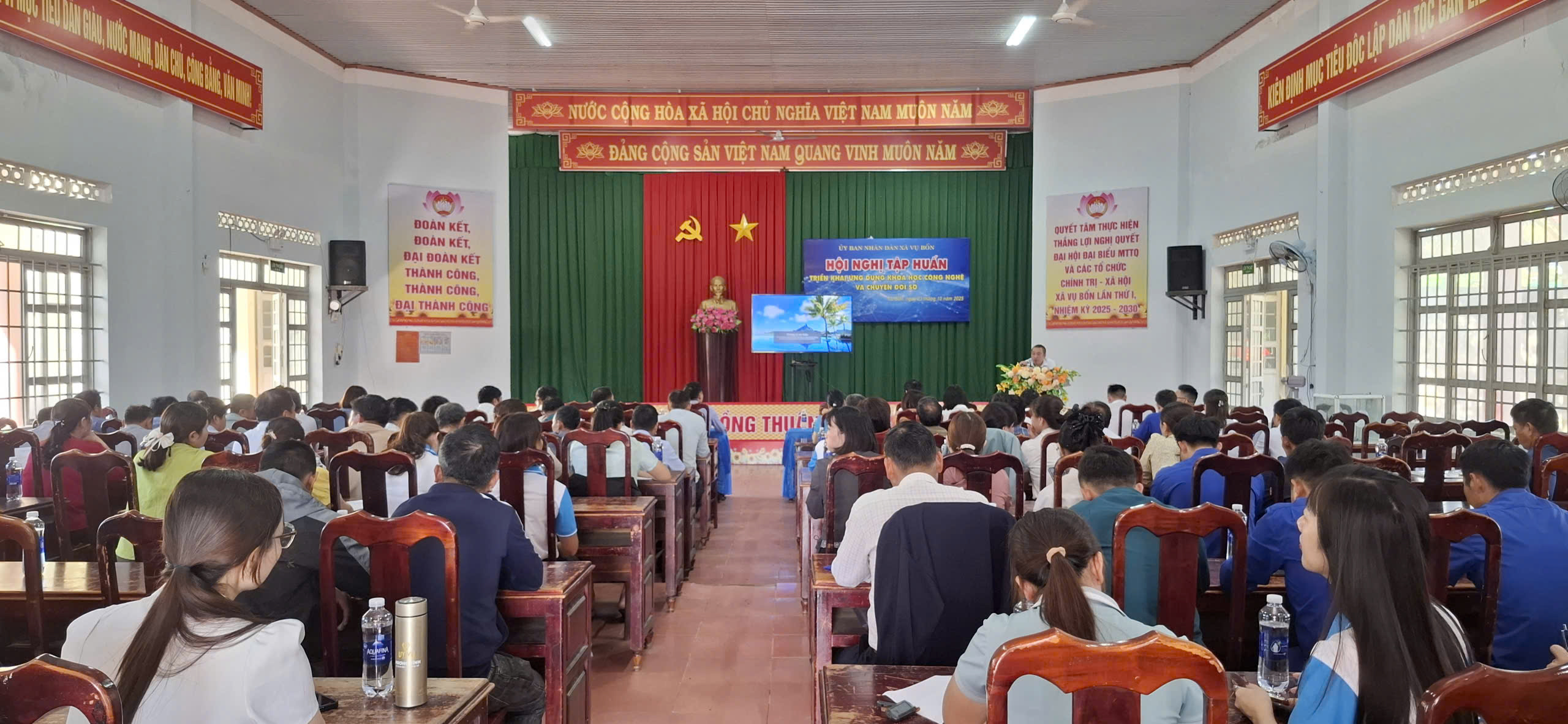 UỶ BAN NHÂN DÂN XÃ VỤ BỔN TỔ CHỨC HỘI NGHỊ TẬP HUẤN ỨNG DỤNG KHOA HỌC – CÔNG NGHỆ VÀ CHUYỂN ĐỔI SỐ NĂM 2025