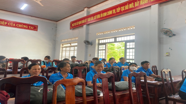 NGÂN HÀNG CHÍNH SÁCH XÃ HỘI KRÔNG PẮC GIAO DỊCH TRỰC TIẾP TẠI TRỤ SỞ UBND XÃ GIÚP NGƯỜI DÂN THUẬN LỢI TIẾP CẬN ĐƯỢC CHÍNH SÁCH VAY VỐN TỪ NGUỒN CHÍNH SÁCH ƯU ĐÃI CỦA CHÍNH PHỦ